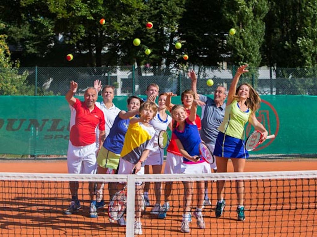 Sportler werfen mit Tennisb&auml;llen